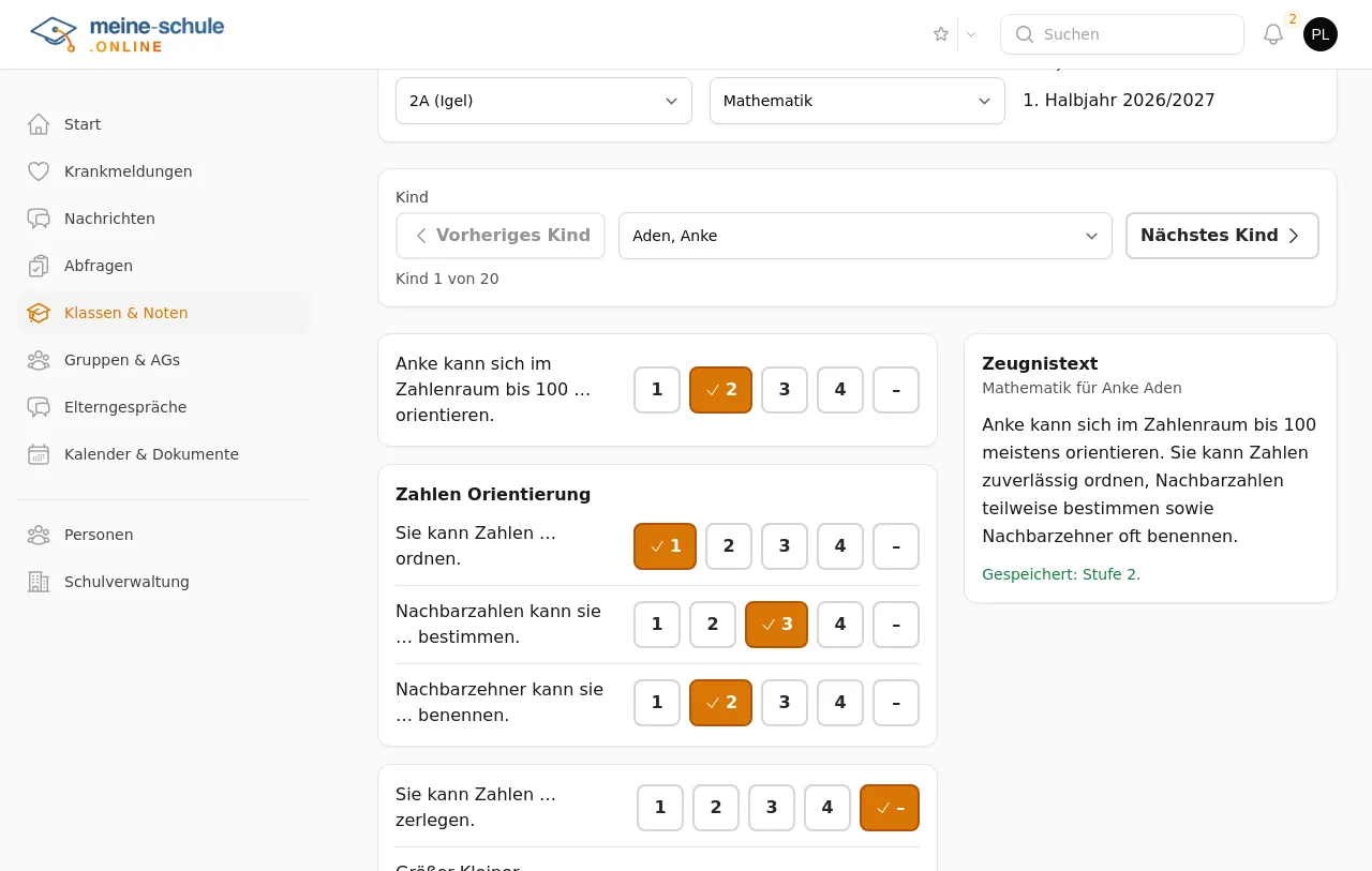 Klickliste mit Zeugnisaussagen und Stufen 1 bis 4, rechts der fertige Zeugnistext im Fach Mathematik